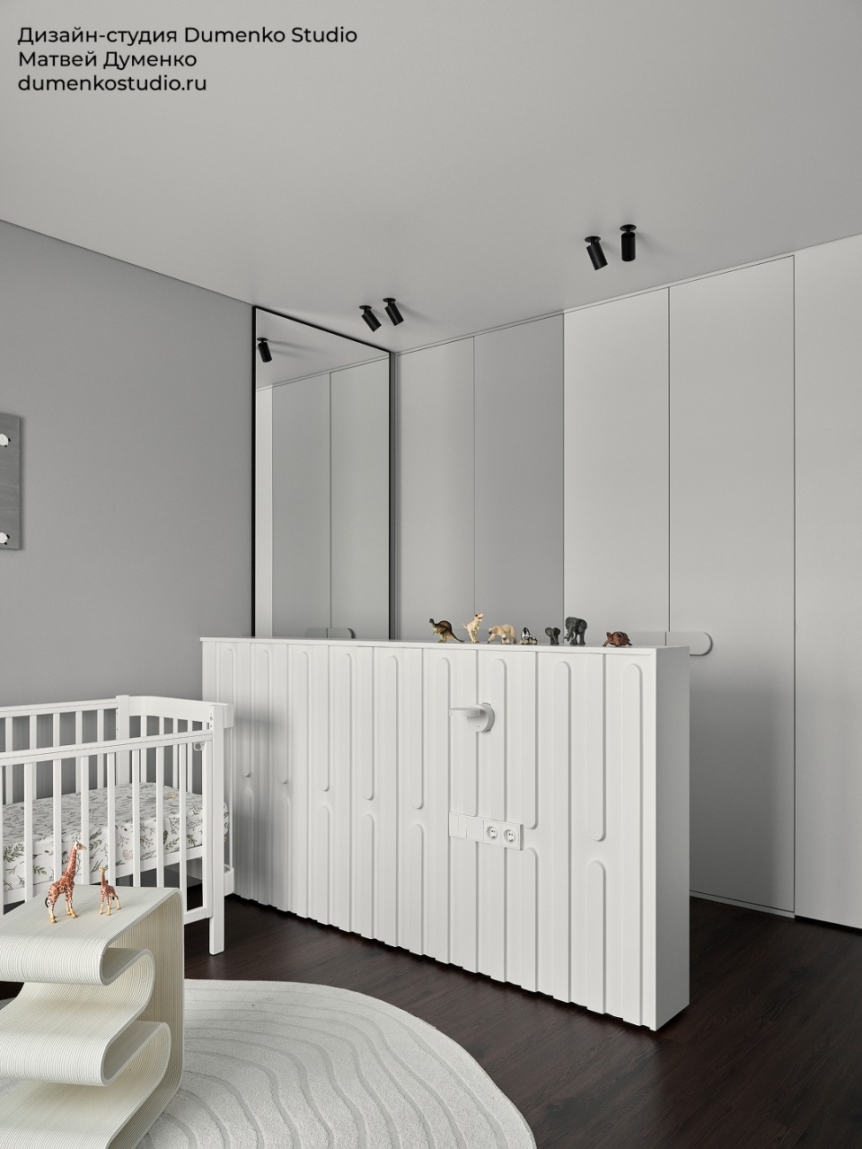 Детская комната с белой кроваткой и светлым ковром на тёмном кварцевом ламинате с древесной текстурой